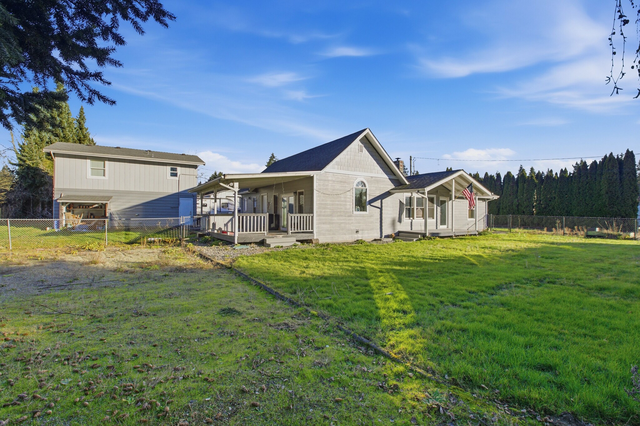 10709 Woodland Ave E, Puyallup, WA à vendre Photo principale– Image 1 sur 24