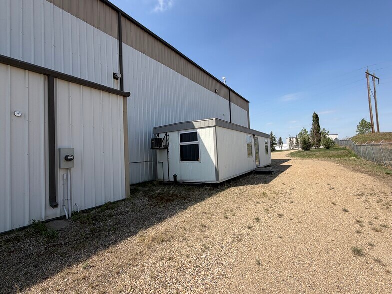 11 & 13 - 27123 Highway 597, Blackfalds, AB à louer - Photo de l’immeuble – Image 2 sur 17