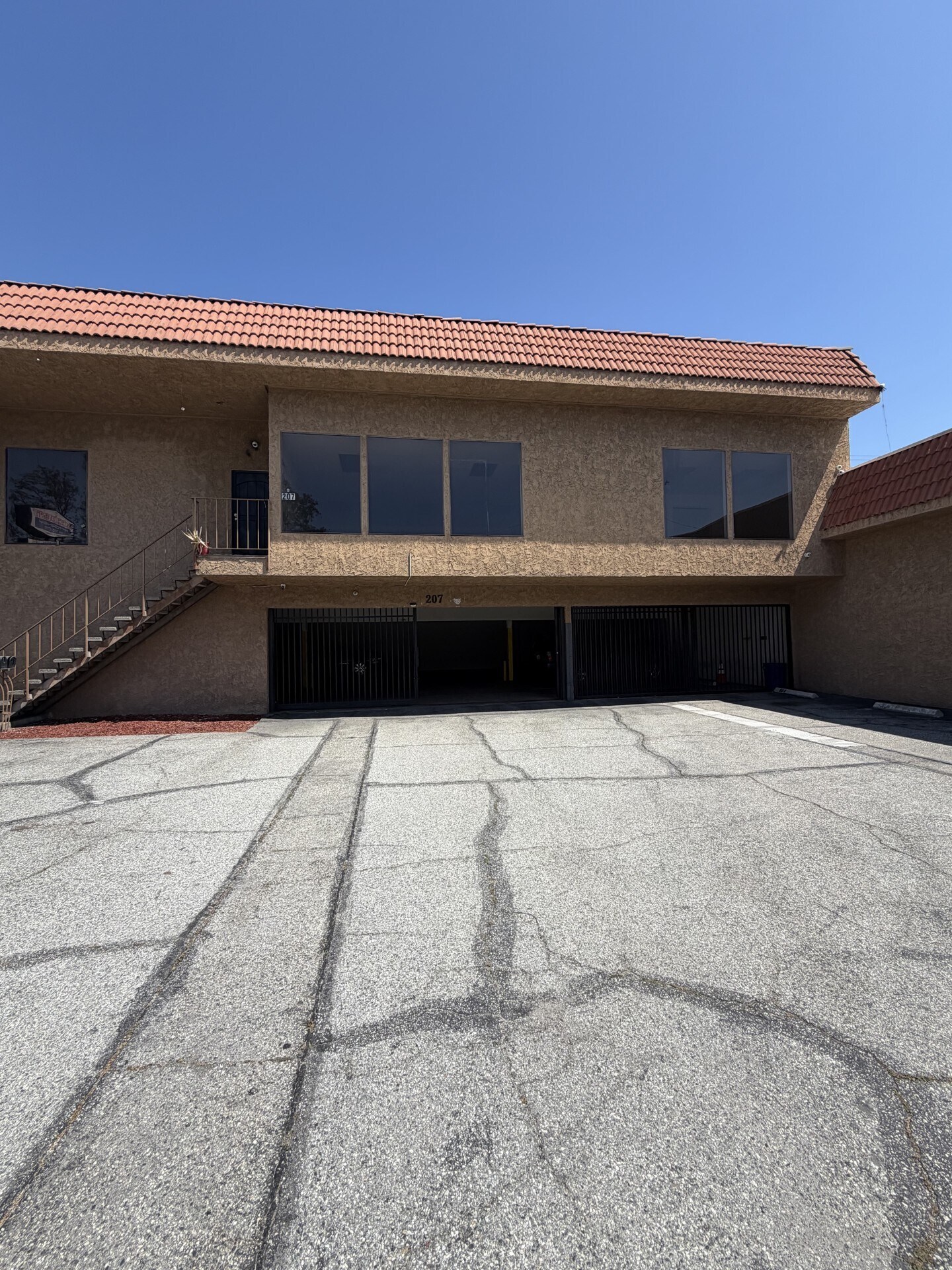 207-209 E Pomona Blvd, Monterey Park, CA à louer Photo de l’immeuble– Image 1 sur 11