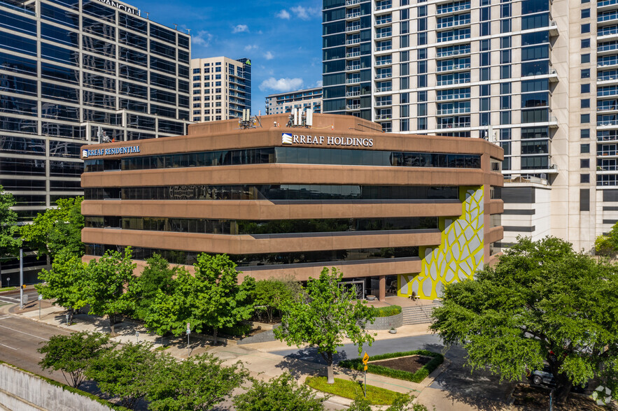 1909 Woodall Rodgers Fwy, Dallas, TX à louer - Photo de l’immeuble – Image 1 sur 6