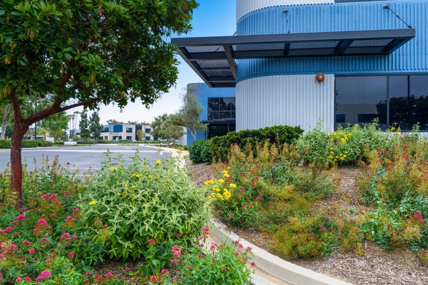 5931 Priestly Dr, Carlsbad, CA à louer - Photo de l’immeuble – Image 2 sur 10