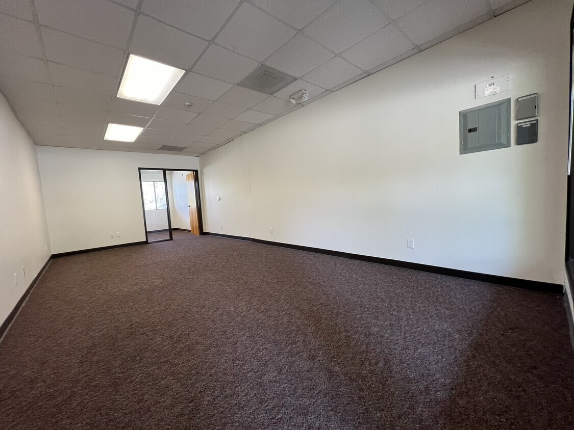 28215 Agoura Rd, Agoura Hills, CA à louer Photo de l’immeuble– Image 1 sur 3