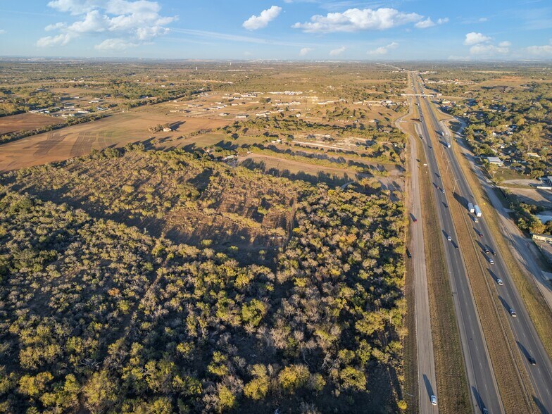17963 Interstate 35 Access Rd, Lytle, TX à vendre - Aérien – Image 3 sur 9