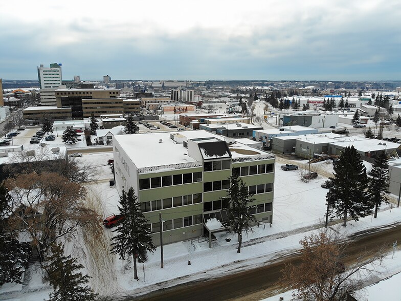 4915 & 4926 54th Street, Red Deer, AB à vendre - Photo principale – Image 1 sur 14
