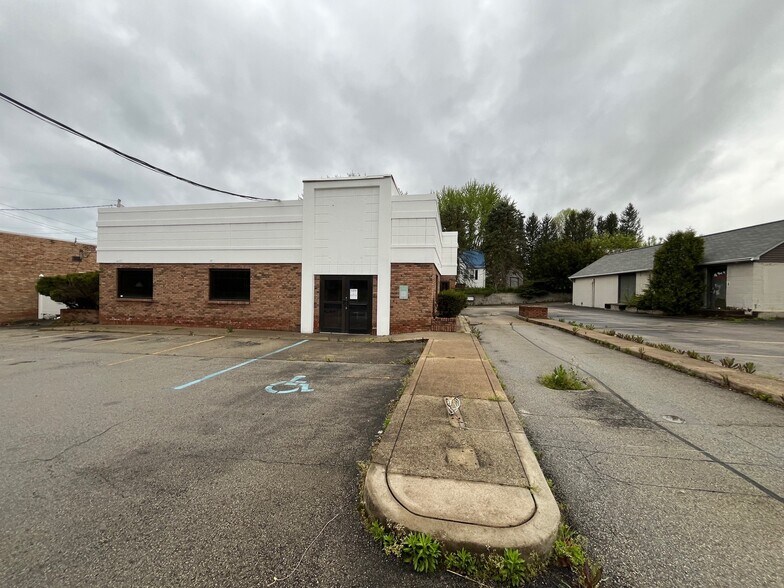 1306 Memorial Blvd, Connellsville, PA à louer - Photo de l’immeuble – Image 1 sur 11