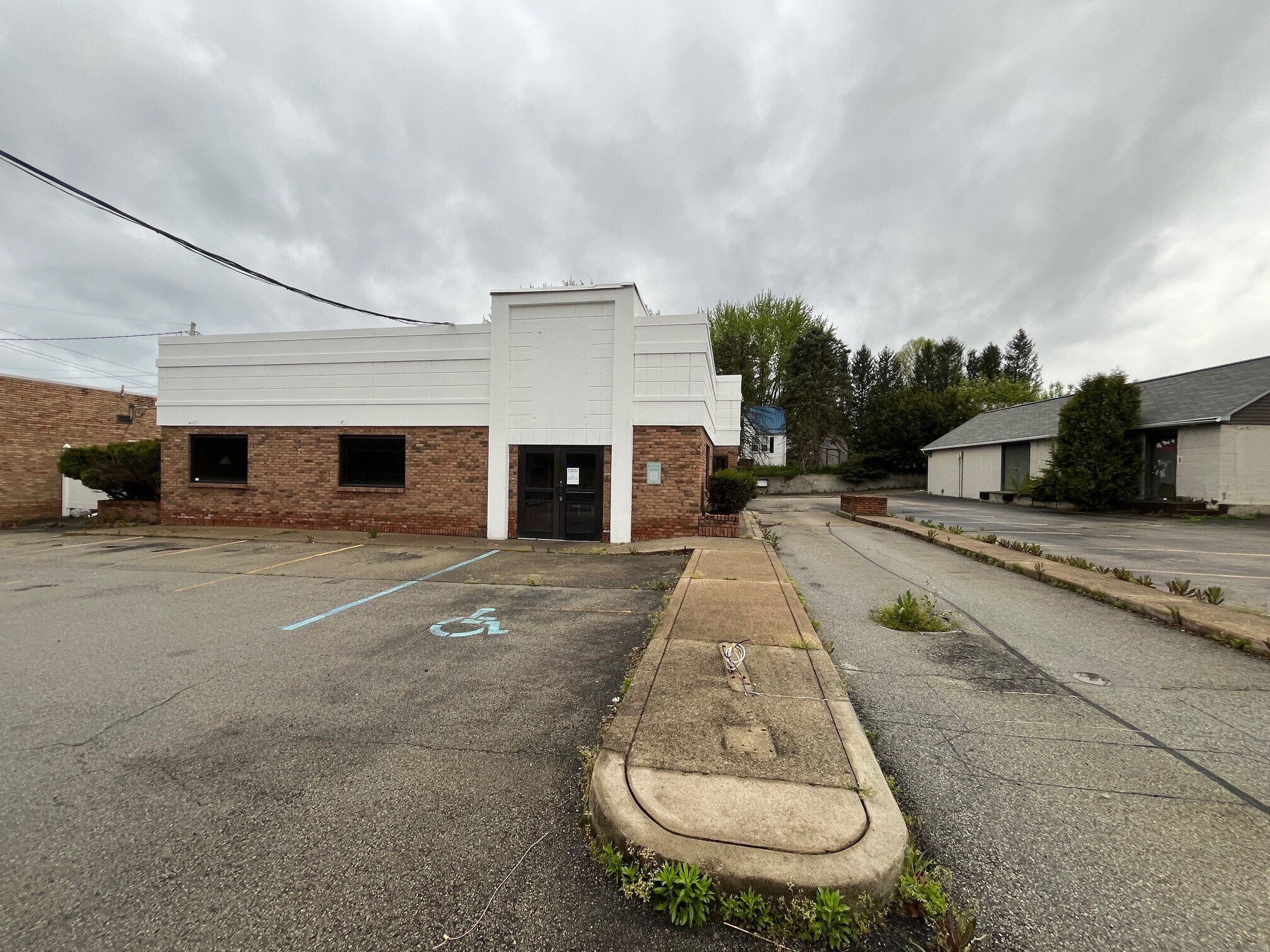 1306 Memorial Blvd, Connellsville, PA à louer Photo de l’immeuble– Image 1 sur 12