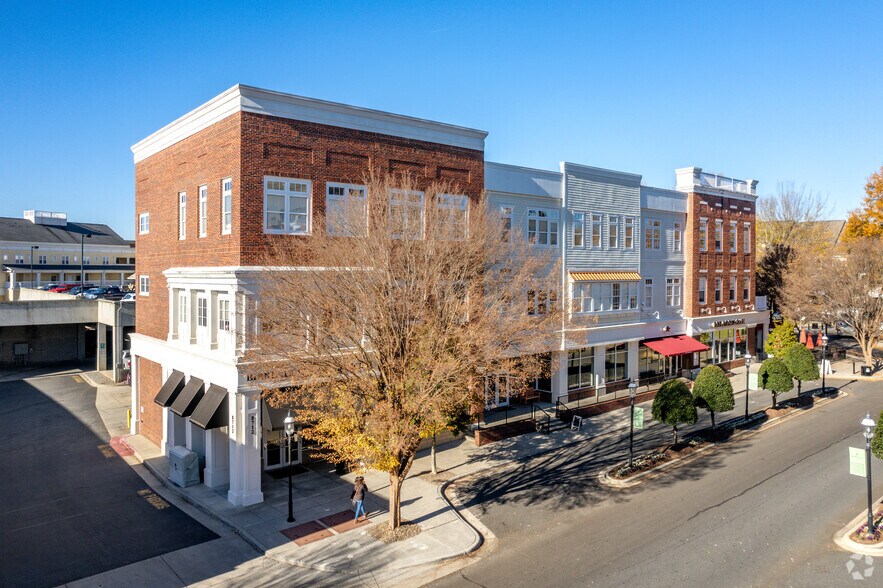 8712 Lindholm Dr, Huntersville, NC à louer - Photo principale – Image 1 sur 8