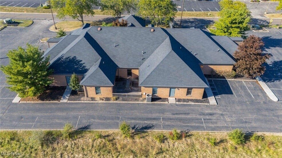 925 Trailwood Dr, Youngstown, OH à vendre - Photo de l’immeuble – Image 2 sur 32