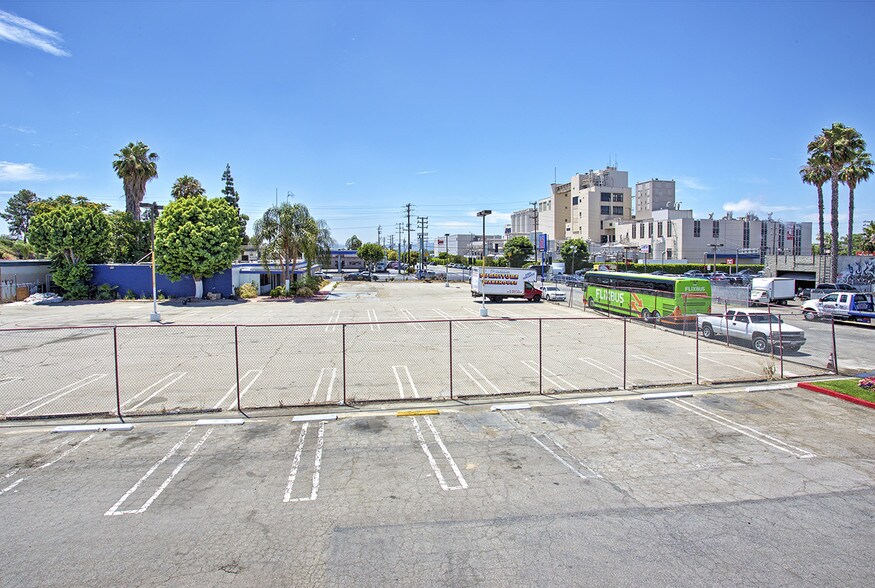 15701 Roscoe Blvd, North Hills, CA à vendre - Photo de l’immeuble – Image 3 sur 5