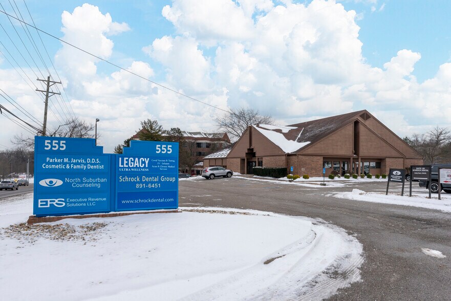555 W Schrock Rd, Westerville, OH à louer - Photo de l’immeuble – Image 3 sur 7