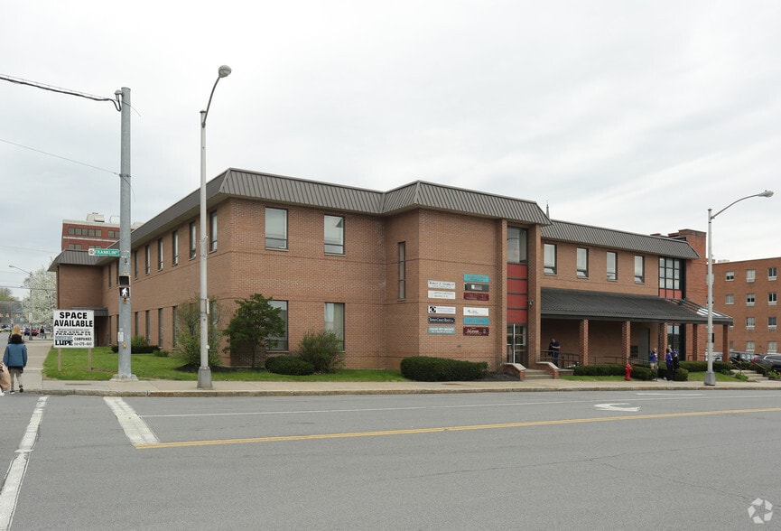 670 Franklin St, Schenectady, NY à louer - Photo principale – Image 1 sur 8