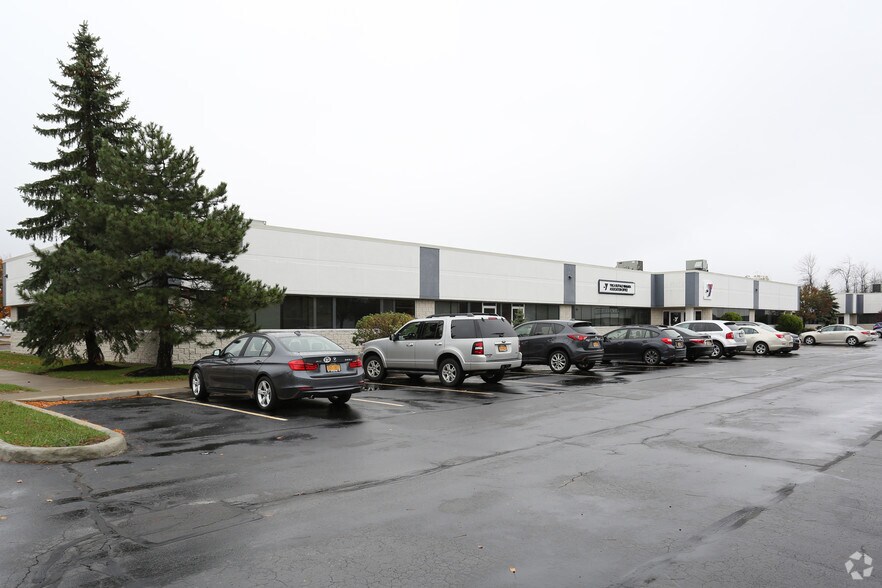 301 Cayuga Rd, Cheektowaga, NY à louer - Photo principale – Image 1 sur 20
