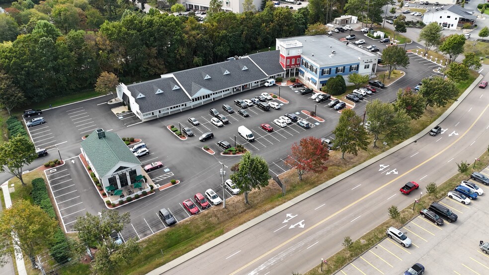 12 Coogan Blvd, Mystic, CT à louer - Photo de l’immeuble – Image 1 sur 3