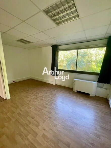 Bureau dans Saint-Laurent-du-Var à louer - Photo intérieure – Image 3 sur 7