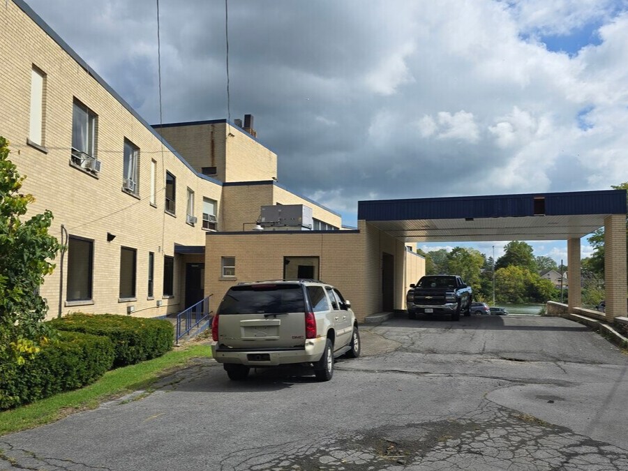 2 Fall St, Seneca Falls, NY à vendre Photo principale– Image 1 sur 12