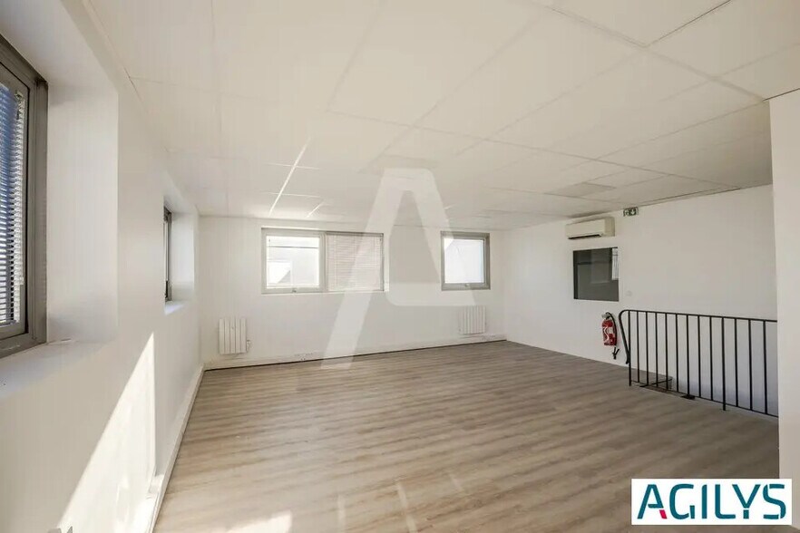 Local d’activités dans Chilly-Mazarin à louer - Photo de l’immeuble – Image 2 sur 7
