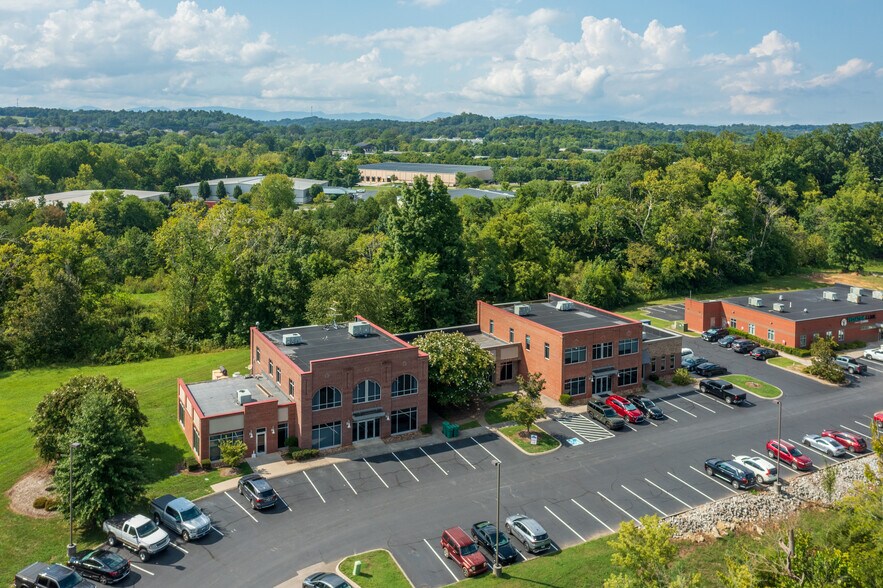 2575 Willow Point Way, Knoxville, TN à vendre - Photo de l’immeuble – Image 3 sur 25