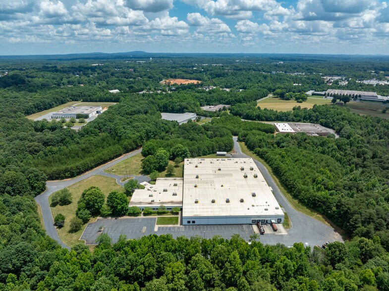 725 Reese Dr SW, Conover, NC à louer - Photo de l’immeuble – Image 1 sur 11