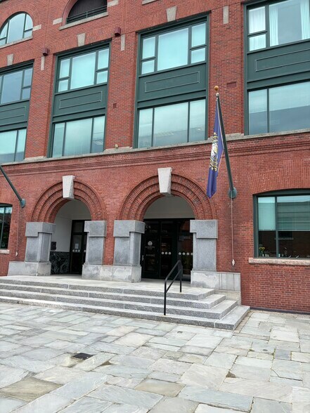 1 Harbour Pl, Portsmouth, NH à louer - Photo de l’immeuble – Image 2 sur 13