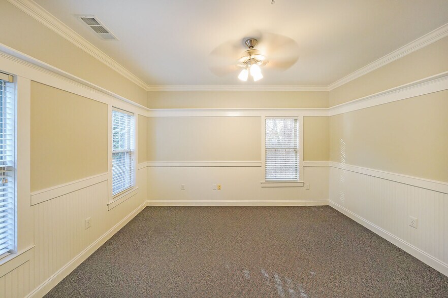 Building 1800: Units 1820, 1830, 1840 portefeuille de 3 biens à vendre sur LoopNet.fr - Photo de l’immeuble – Image 3 sur 13