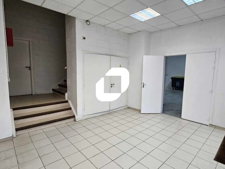 Local d’activités dans Sarcelles à louer - Photo de l’immeuble – Image 1 sur 11