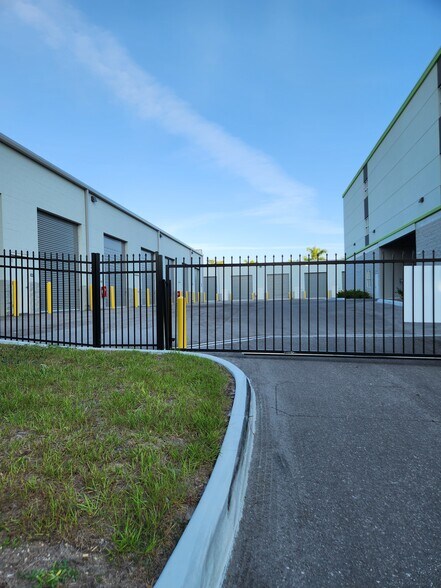 3031 Palm Beach Blvd, Fort Myers, FL à louer - Photo de l’immeuble – Image 3 sur 9