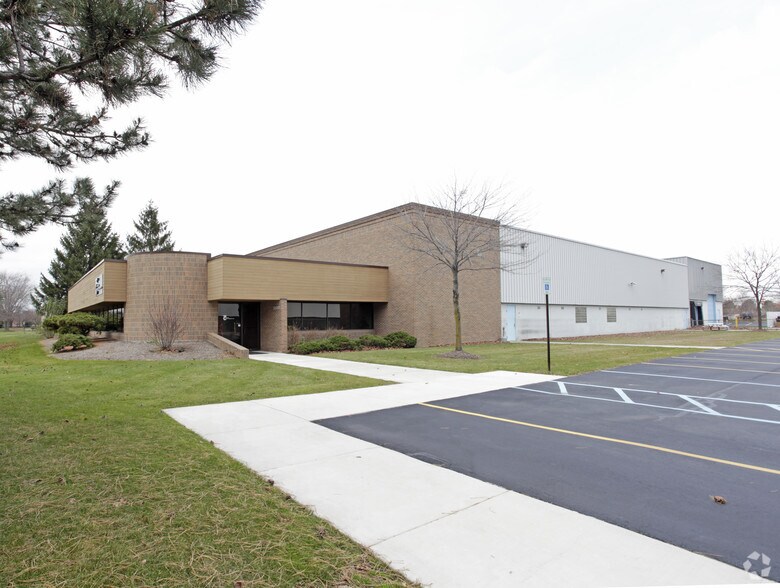 1900 Northfield Dr, Rochester Hills, MI à louer - Photo principale – Image 1 sur 9
