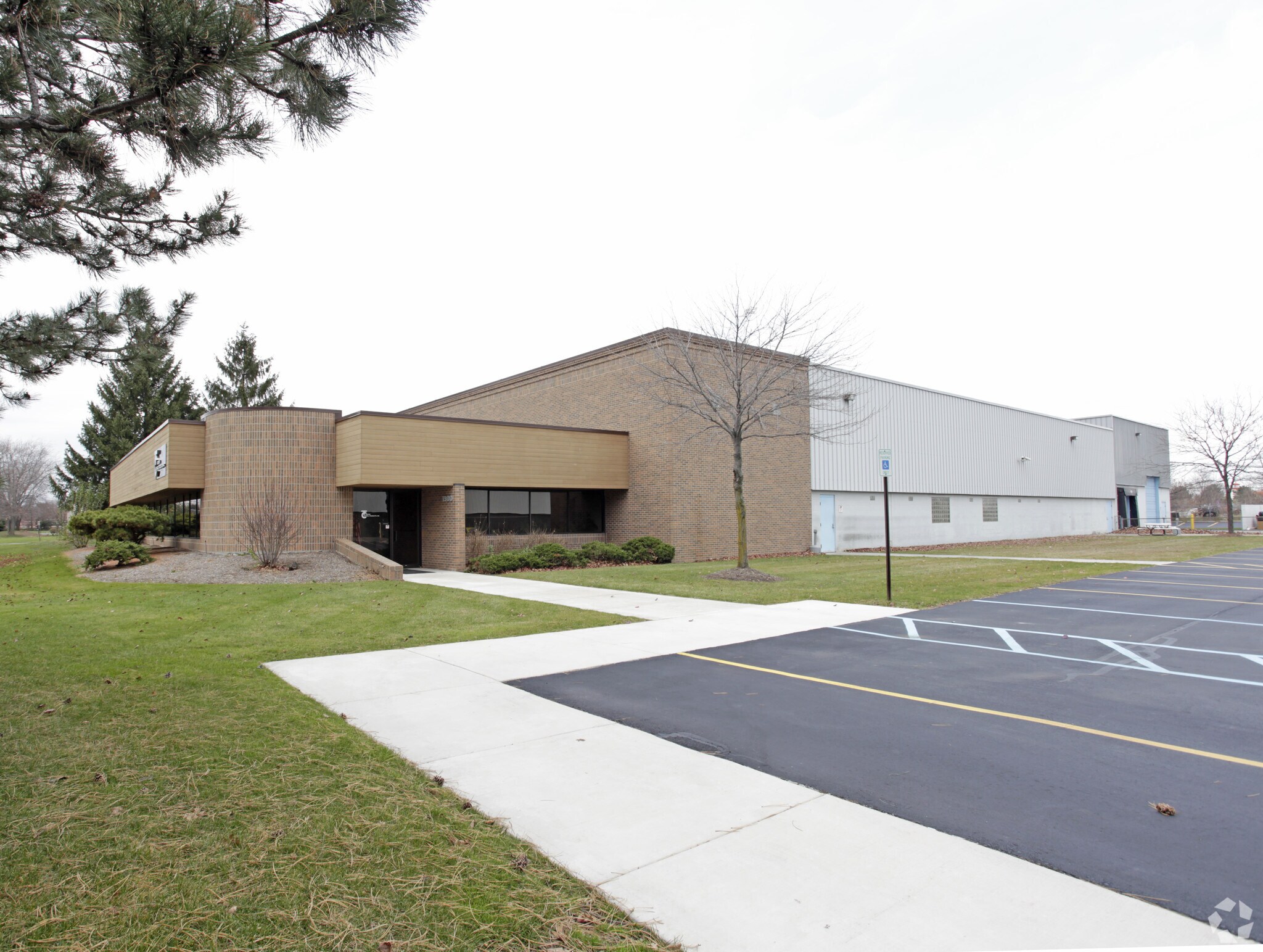 1900 Northfield Dr, Rochester Hills, MI à louer Photo principale– Image 1 sur 10