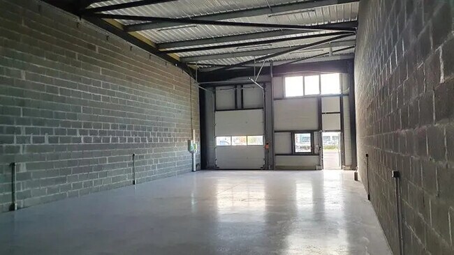 Plus de détails pour Local d'activités à louer