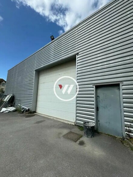 Local d’activités dans Persan à louer - Photo de l’immeuble – Image 1 sur 11