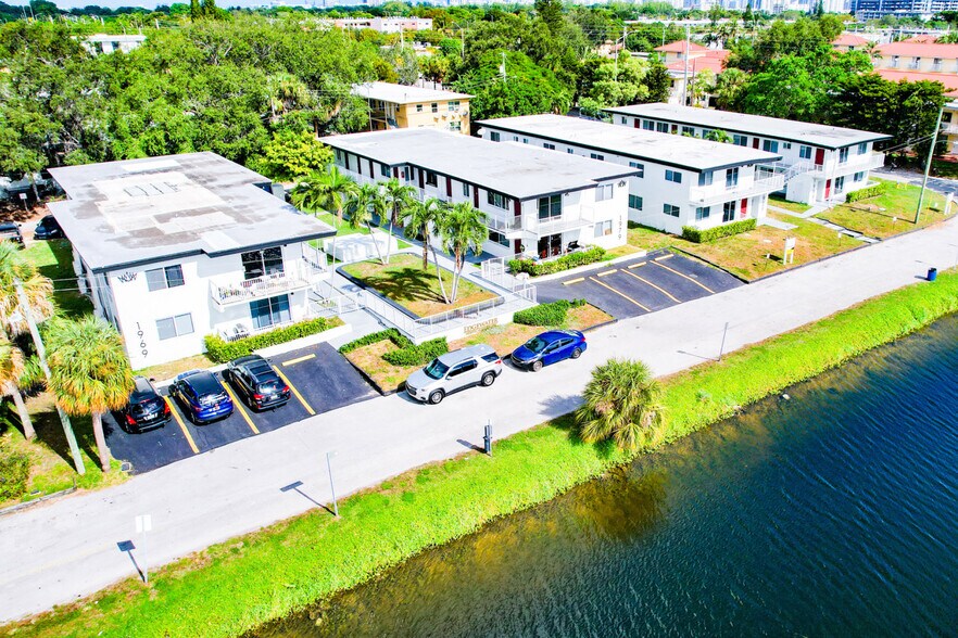 Edgewater Apartments portefeuille de 3 biens à vendre sur LoopNet.fr - Photo principale – Image 1 sur 8