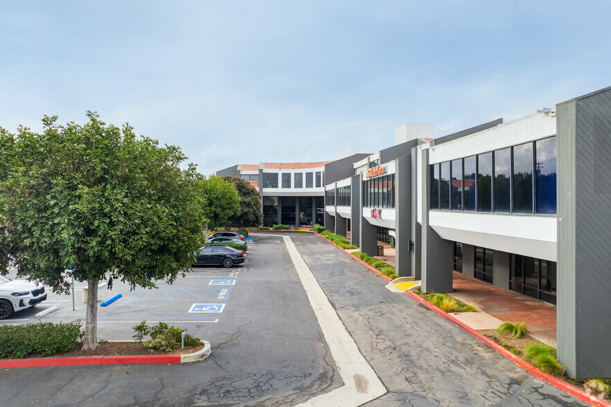 4952 Warner Ave, Huntington Beach, CA à louer - Photo de l’immeuble – Image 1 sur 7