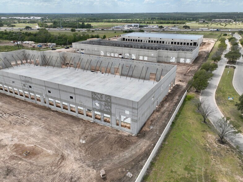 2700 I-35 N. Frontage Rd, San Marcos, TX à louer - Photo de l’immeuble – Image 1 sur 6