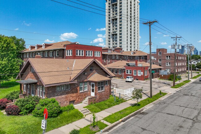 Plus de détails pour 2545 Portland Ave, Minneapolis, MN - Santé à vendre