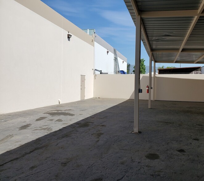 8047 Redwood Ave, Fontana, CA à louer - Photo de l’immeuble – Image 3 sur 6