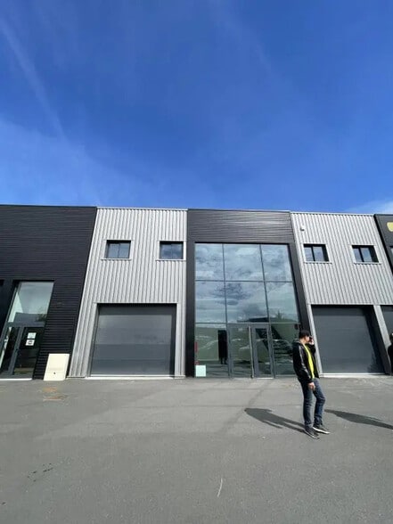 Bureau dans Andrézieux-Bouthéon à louer - Photo de l’immeuble – Image 1 sur 7