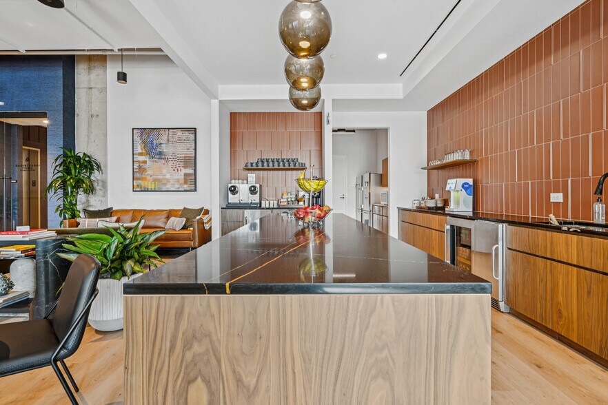 600 S Tryon St, Charlotte, NC à louer - Photo de l’immeuble – Image 2 sur 12