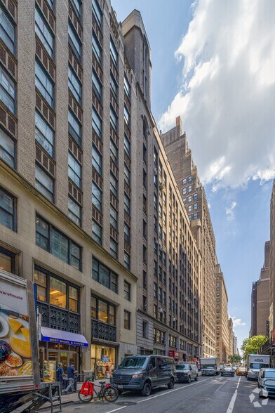 213 W 35th St, New York, NY à louer - Photo de l’immeuble – Image 2 sur 8