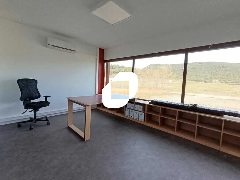 Bureau dans Saint-Jean-du-Pin à louer - Photo de l’immeuble – Image 2 sur 9