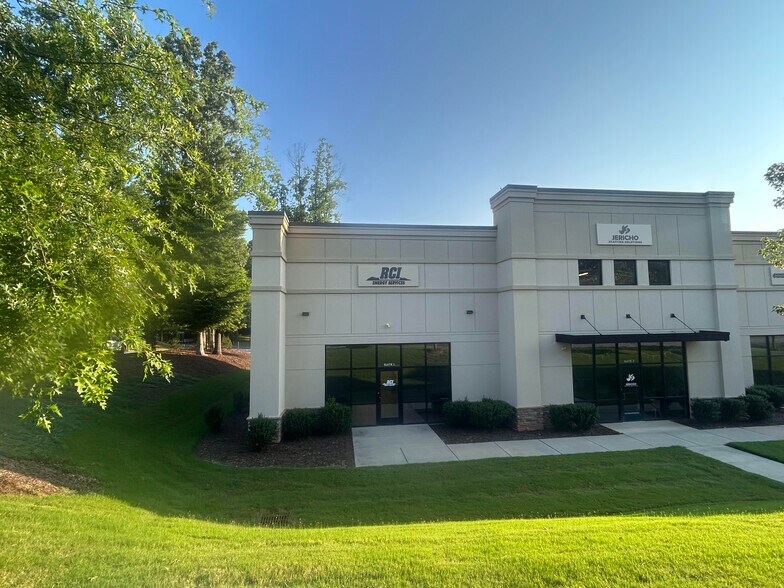 320 Seagle St, Huntersville, NC à louer - Photo de l’immeuble – Image 1 sur 14