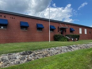 1495 N Main St, Hendersonville, NC à louer Photo intérieure– Image 2 sur 15