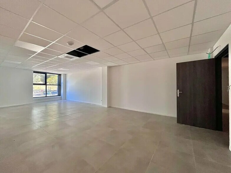 Bureau dans Villeneuve-Loubet à louer - Photo de l’immeuble – Image 2 sur 4