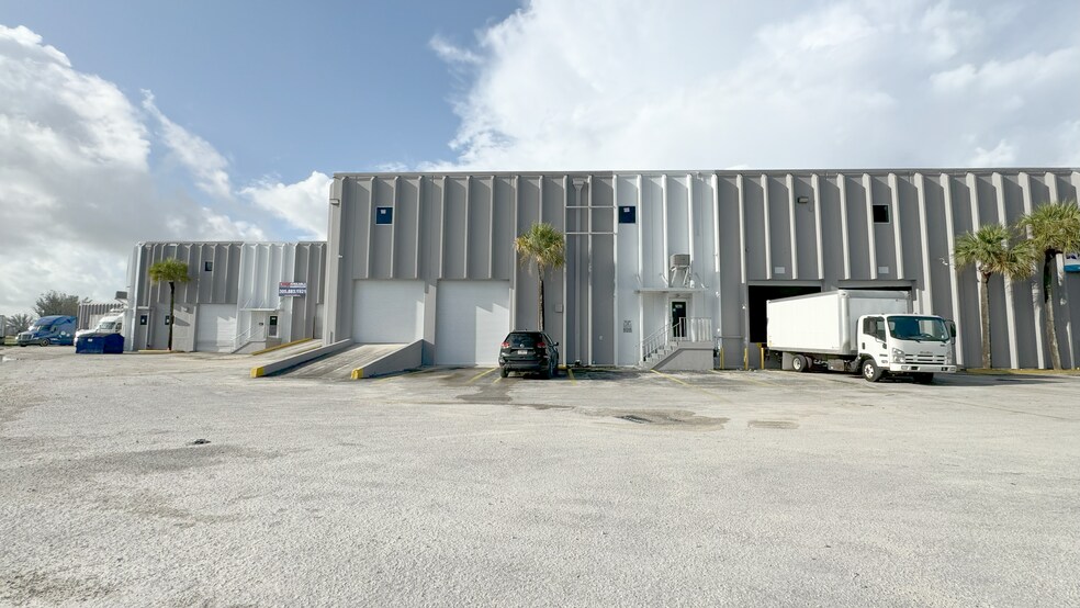 9304-9384 NW 102nd St, Miami, FL à louer - Photo de l’immeuble – Image 3 sur 6