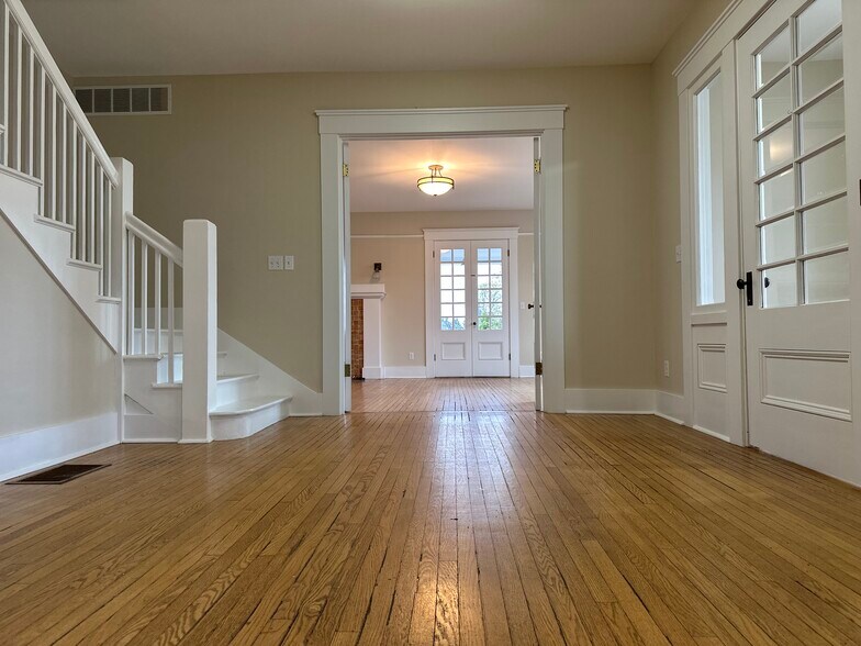 830 E Ellendale Ave, Dallas, OR à louer - Hall d’entrée – Image 3 sur 19