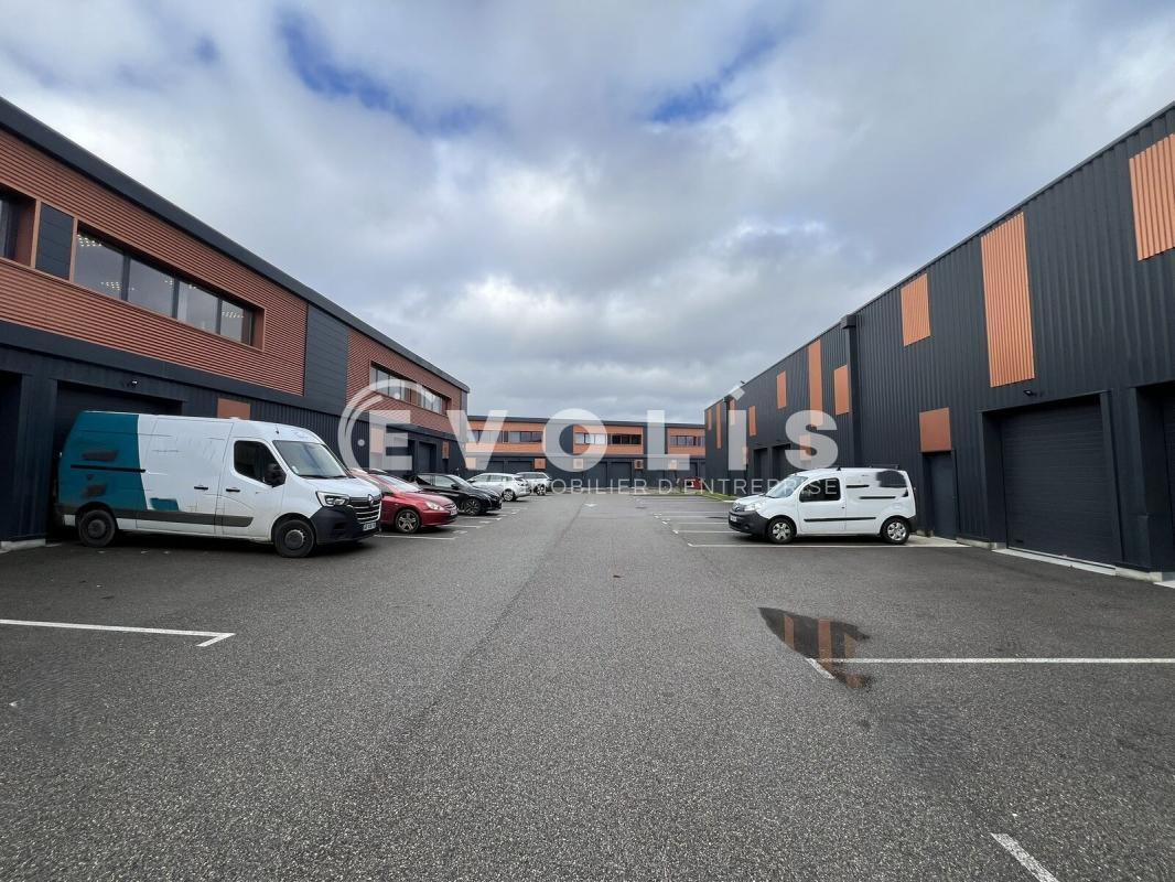 Local d'activités dans Vaulx-Milieu à vendre Photo de l’immeuble– Image 1 sur 25
