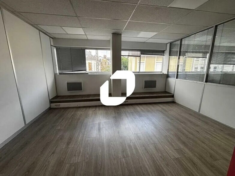 Bureau dans Corbeil-Essonnes à louer - Photo de l’immeuble – Image 2 sur 6