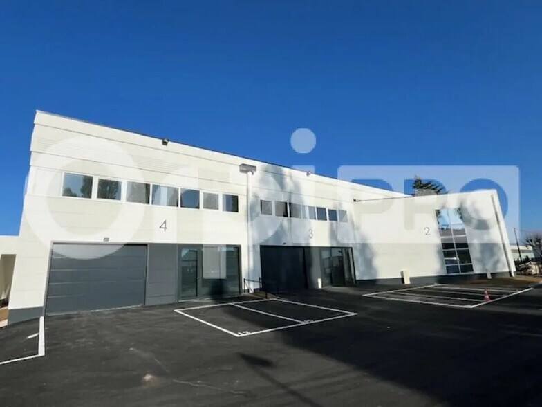 Local d’activités dans Fontenay-Trésigny à louer - Photo de l’immeuble – Image 1 sur 16