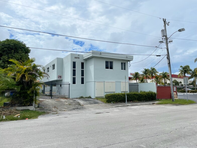 3670 NW 6th St, Miami, FL à louer - Photo de l’immeuble – Image 2 sur 24