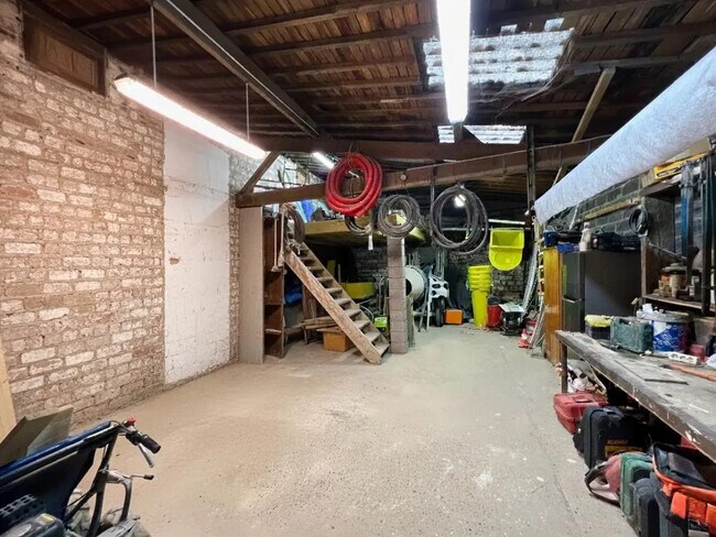 Plus de détails pour Local d'activités à louer