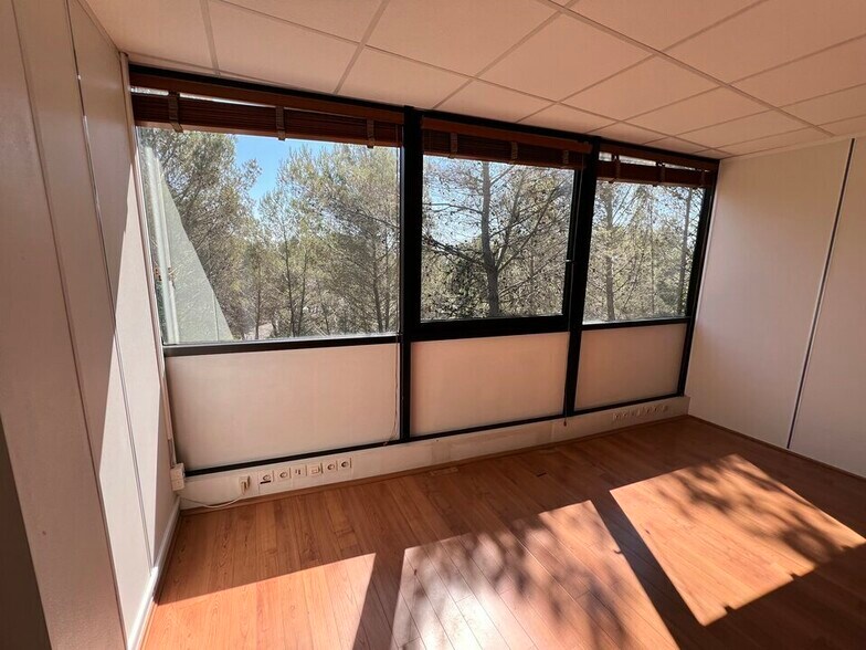 1240 Route Des Dolines, Valbonne à louer - Photo de l’immeuble – Image 3 sur 10